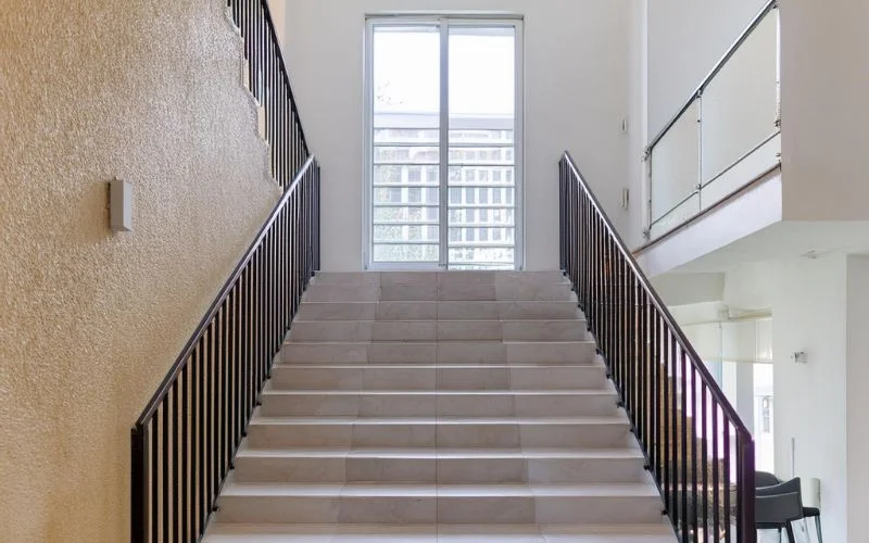 30. Trapphus ommalat i bostadshus